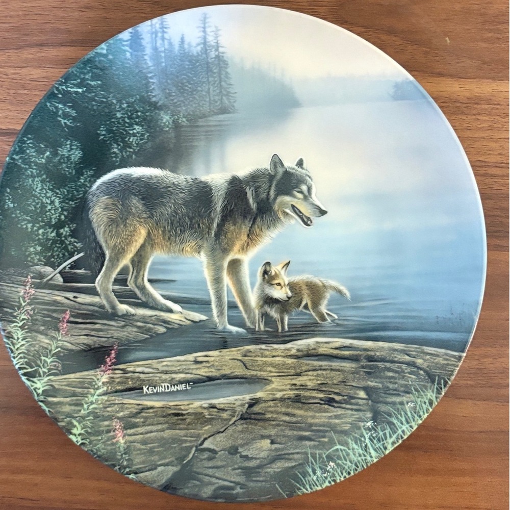 Knowles Morning Mist Kevin Daniel Wolf Collector Plate Call of the Wilderness